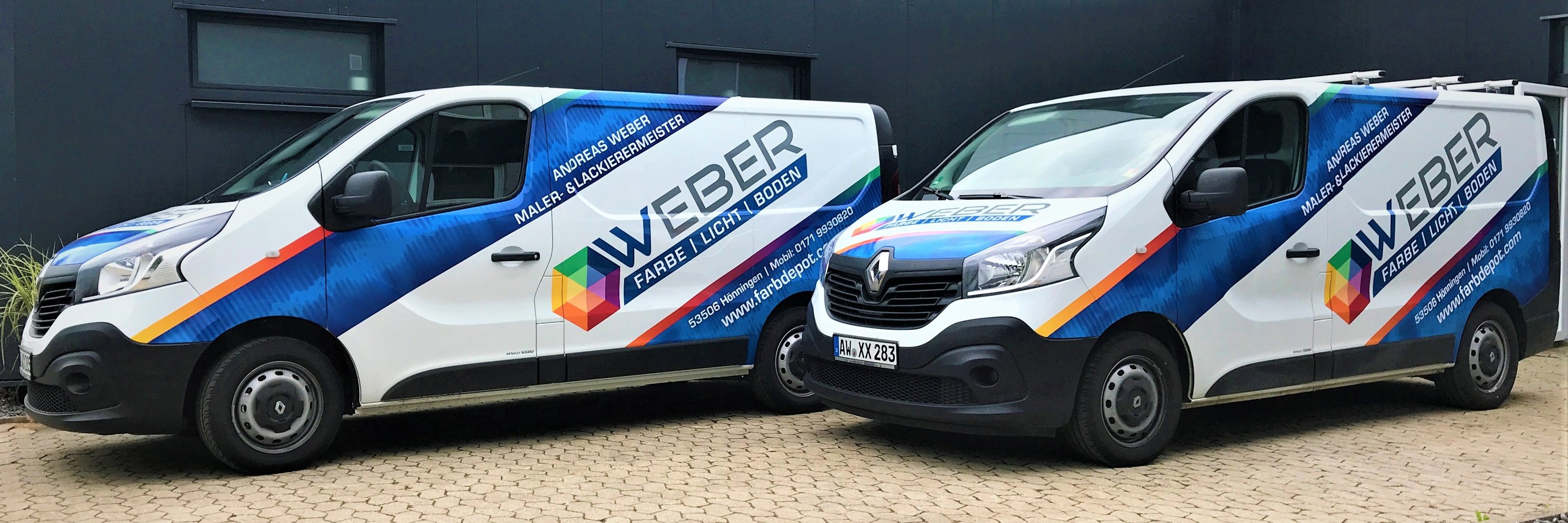 Zwei Firmenwägen von Renault von Farbdepot Weber GmbH stehen vor einer dunkelgrauen Halle.
